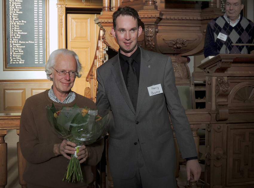 Harry Bosma bedankt Grote Kerk-organist Jan van Gijn voor zijn medewerking.